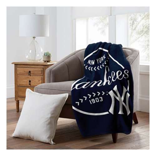 Blanket: New York Yankees Raschel Throw