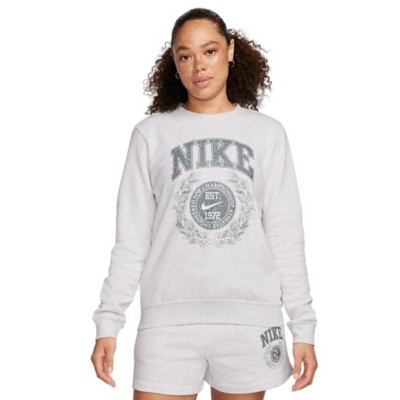 Women's super Nike Sportswear Club Fleece Varsity Crewneck Sweatshirt