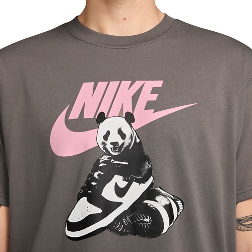 新作【Nike】 Tシャツ ロゴ グラフィック panda Men's Nike Sportswear Panda Dunk T-Shirt | SCHEELS.com