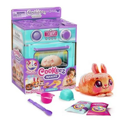 ad Cookeez Makery is a new oven-themed playset that lets you mix, make and “ bake” a plush bestie! They are warm and cuddly and smells so…