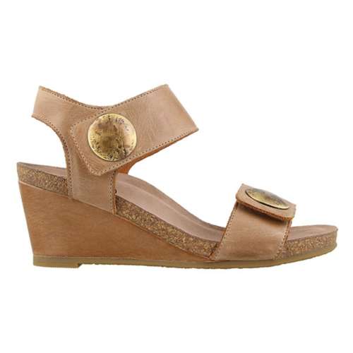 Taos carousel discount 2 wedge sandal