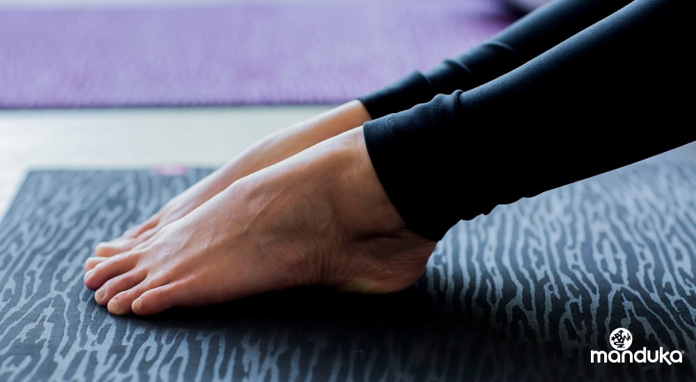 toes pointed on a yoga mat
