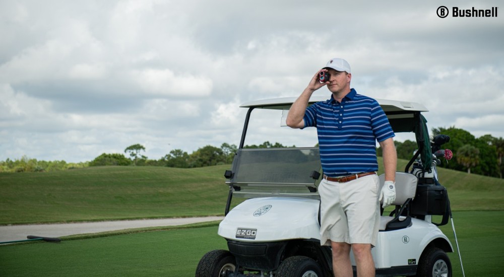 man golfing using a rangefinder